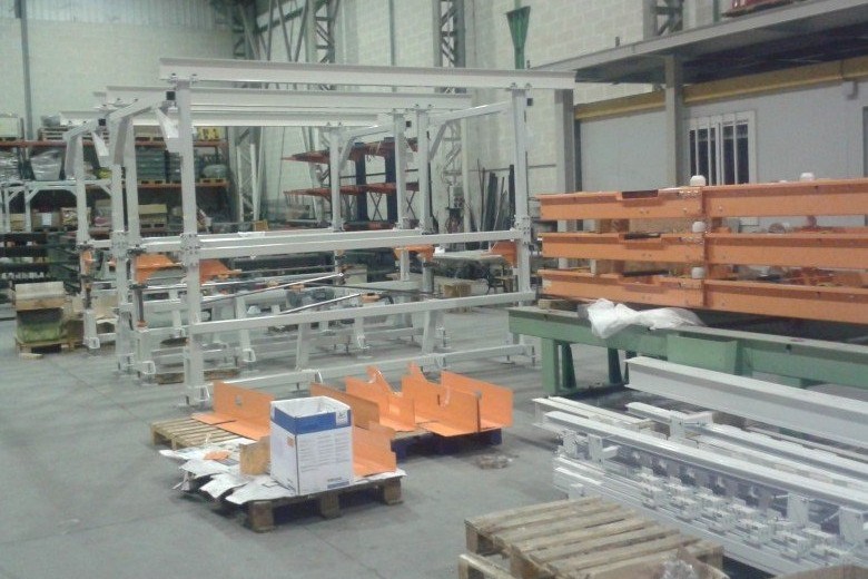 APILADOR-DE-SKIS-Y-MESAS-RODILLO-DISENADO-POR-FIVES-CONVEYING-IBERICA-780x691