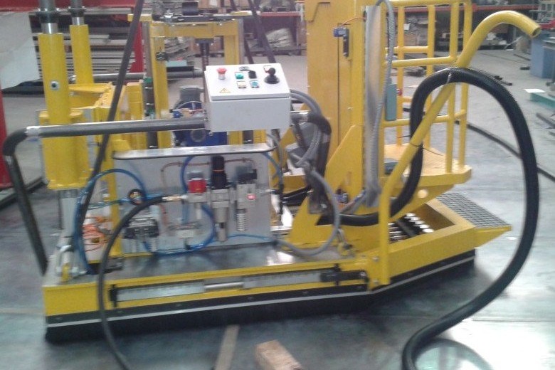 ELEVADOR-MOTORES-TRIPULADO-DISENADO-POR-FIVES-CONVEYING-IBERICA-780x691