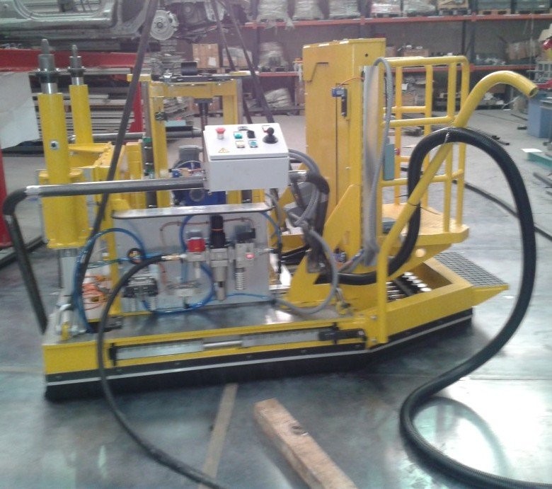 ELEVADOR-MOTORES-TRIPULADO-DISENADO-POR-FIVES-CONVEYING-IBERICA-780x691